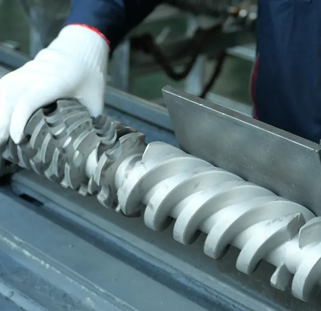 Kāpēc ekstrūderī atkārtoti parādās melnas līnijas? Šajā rakstā ir aprakstīts, kā ātri noteikt, vai to izraisījusi mucas vai skrūves problēma.